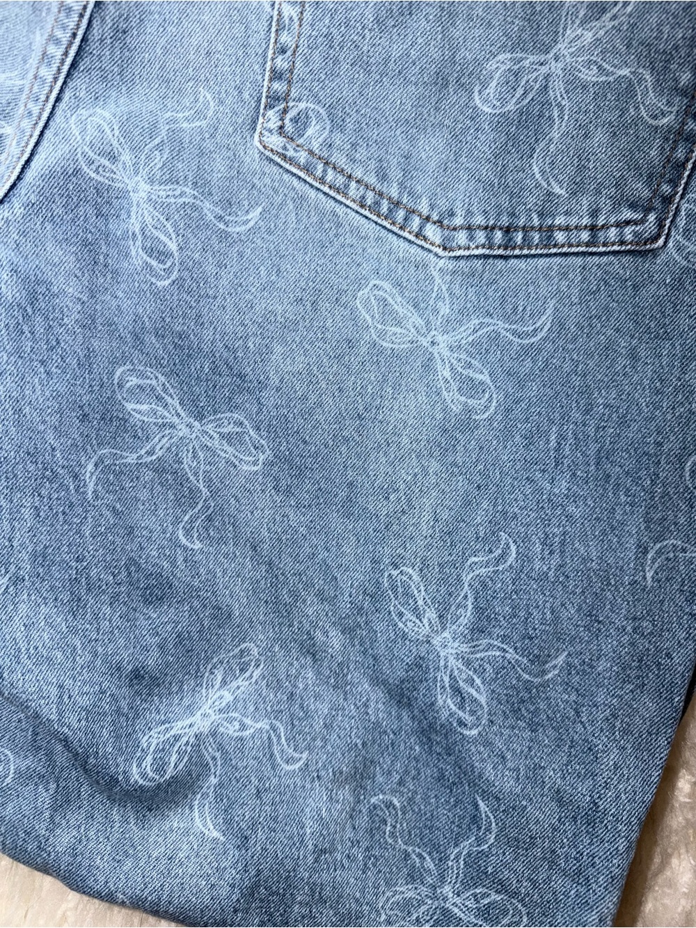 🤎 WILD FABLE // Bow Print High Rise Jeans - Picture 2 of 5